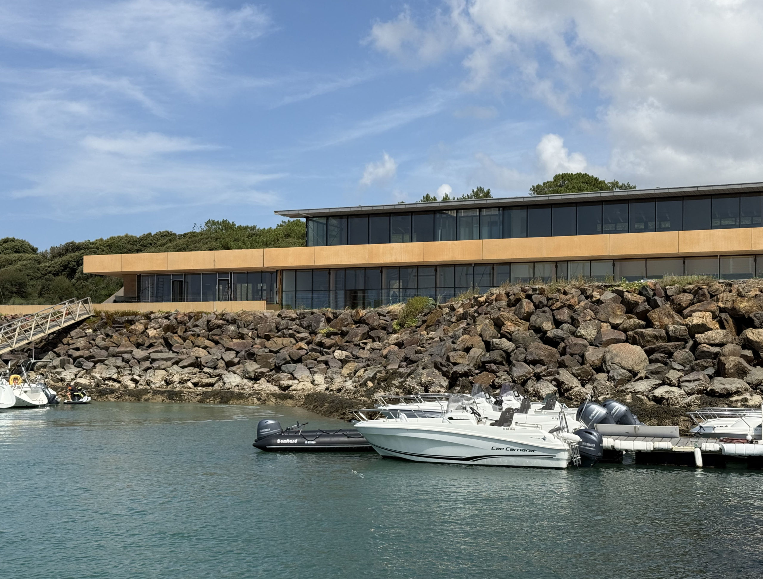 Capitainerie, commerces et espaces publics du port de Bourgenay – Talmont-Saint-Hilaire